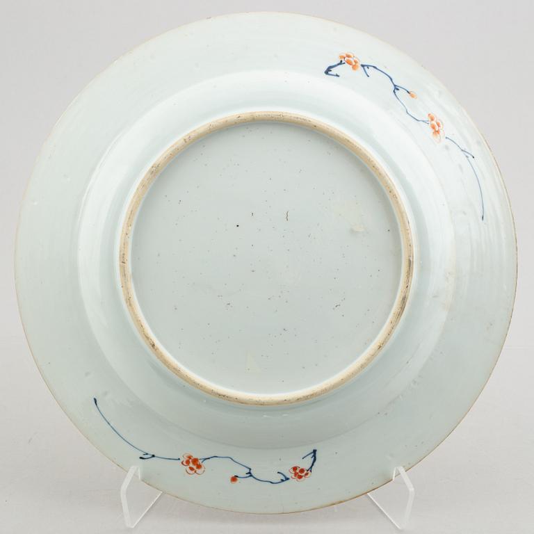 An Imari porcelain charger, China, Qing dynasty, first half of the 18th century.