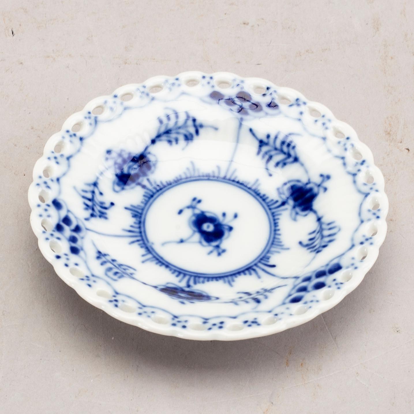 A TEA- AND COFFEESET MUSELMALET ROYAL COPENHAGEN 42 PCS.