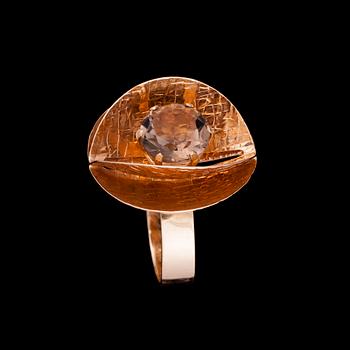 RING, 14K guld, rökkvart, Elis Kauppi, Kupittaan Kulta Åbo 1971, Vikt 7,7 g.