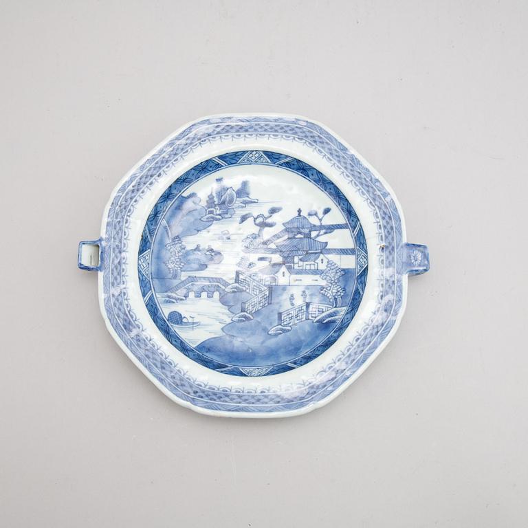 A group of four Chinese blue and white warming plates (2+1+1), Qing dynasty, 18th/19th century.