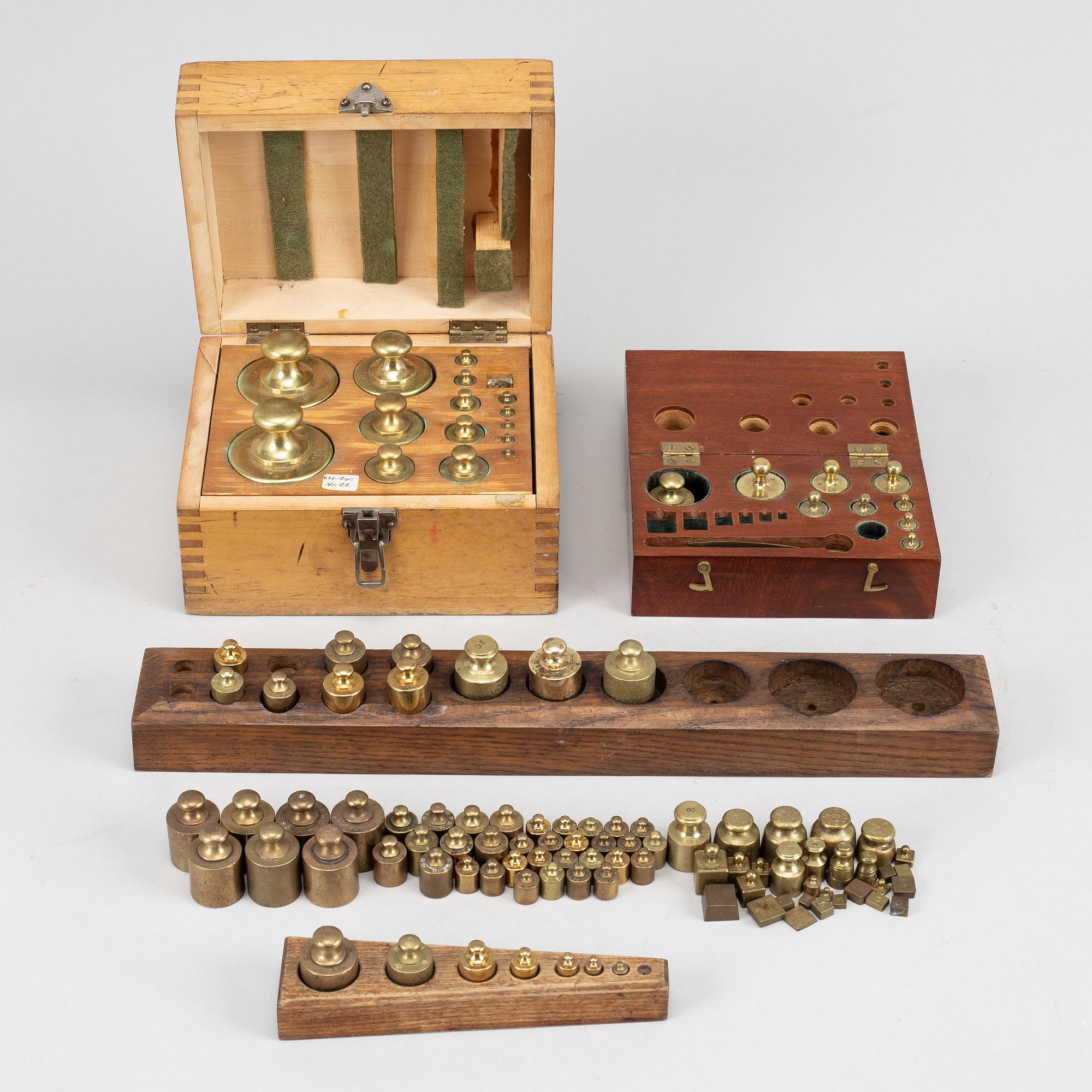 A large collection of ca 120 brass weights, 19th/20th century.