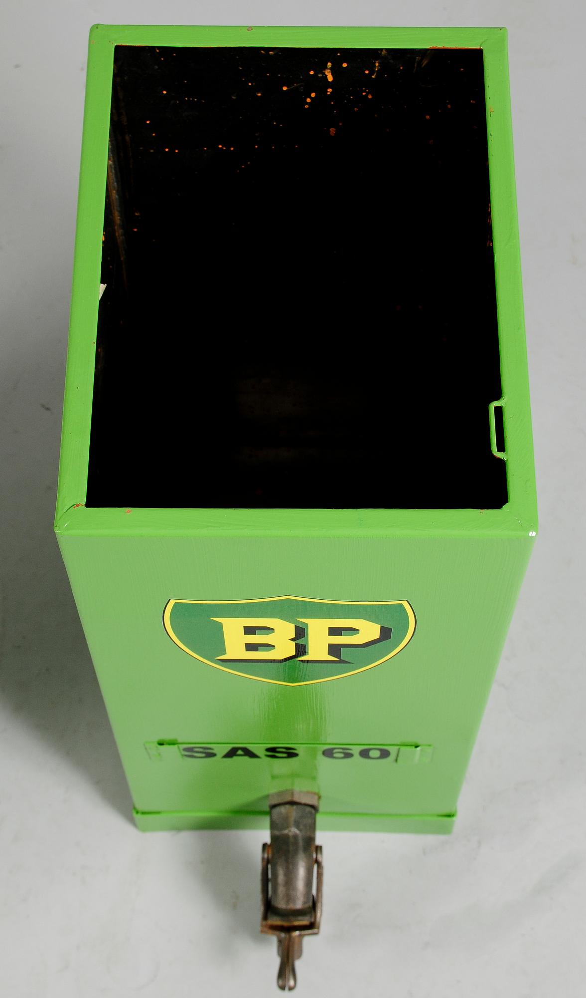 OLJEBAR, 3 st, BP, 1950-tal, bemålad plåt.