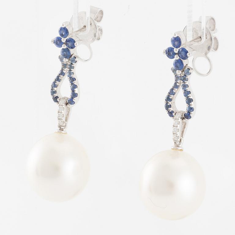 Örhängen, ett par, 18K vitguld med odlade South sea pärlor, safirer och briljantslipade diamanter.