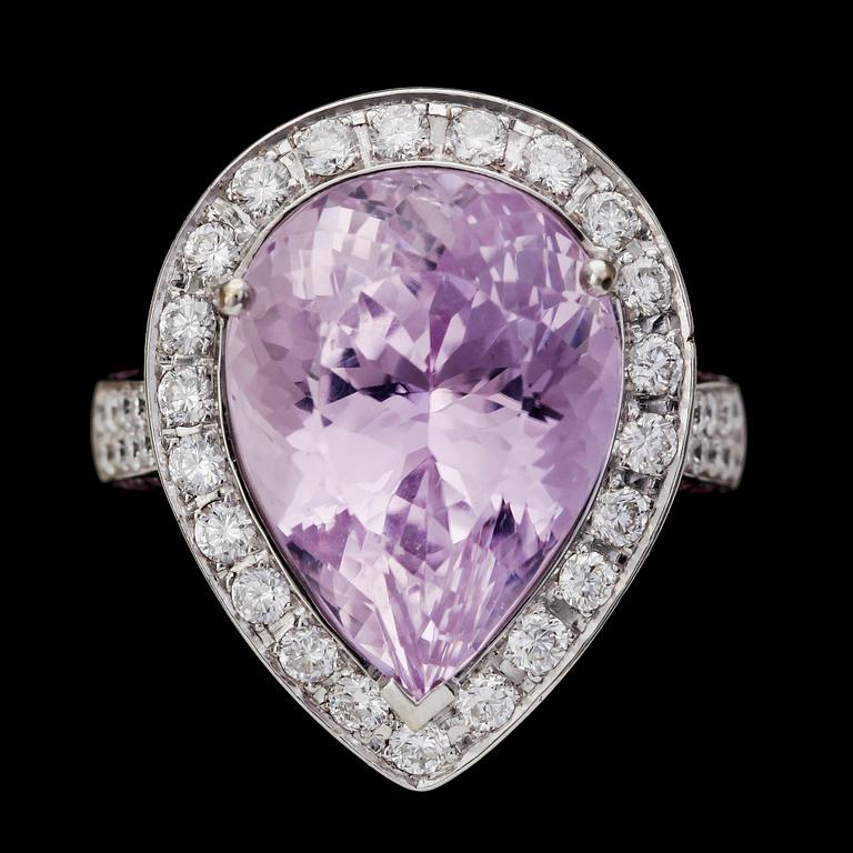 RING, drop cut kunzite, 13.40 cts and brilliant cut diamonds, 1.03 cts, and pink sapphires, 0.52 cts.