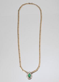 COLLIER, 18K guld och vitguld med briljantslipade diamanter samt fasettslipad smaragd. Vikt 33,9 gram.