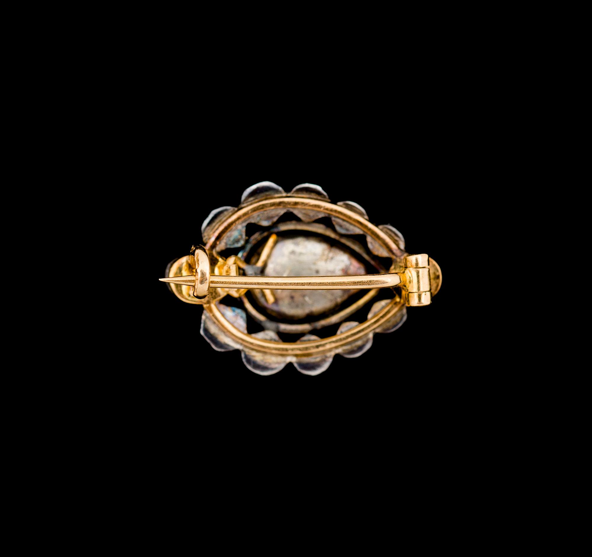 BROSCH, 18 k guld samt silver med rosenstenar. Vikt ca 2,5 g.