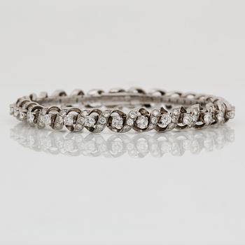 1424. ARMBAND, 18k vitguld med 116 st briljantslipade diamanter totalt ca 4.00 ct. Vikt ca34g.