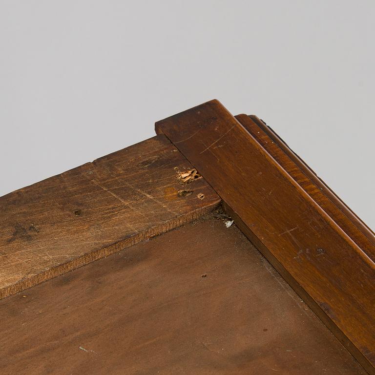 Vitrinskåp, 1900-talets första hälft.