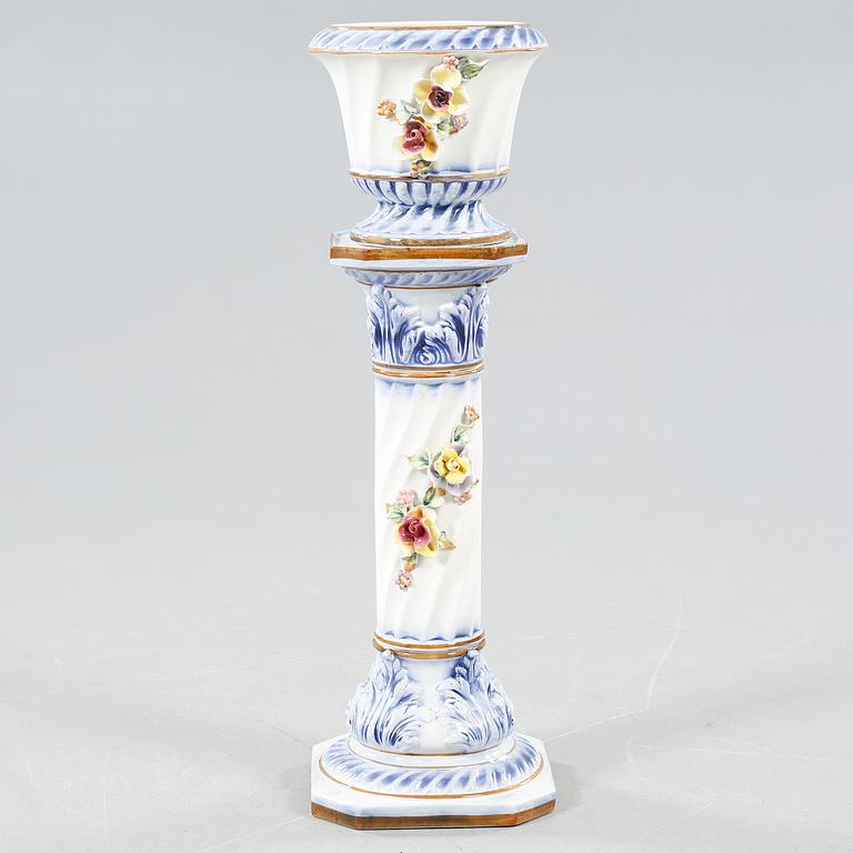 PIEDESTAL med YTTERFODER, porslin, Italien, 1900-talets andra hälft.