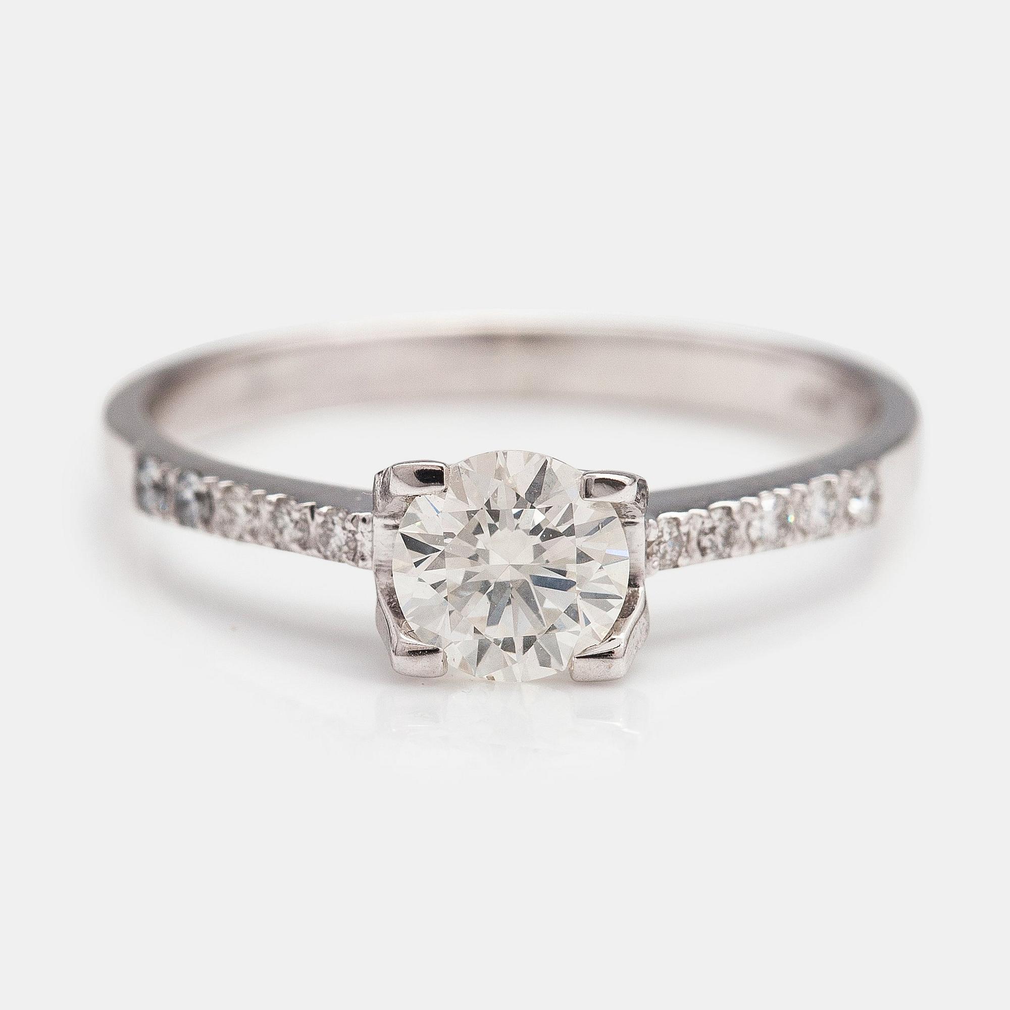 A 14K white gold ring with brilliant-cut diamonds ca. 0.60 ct in total.