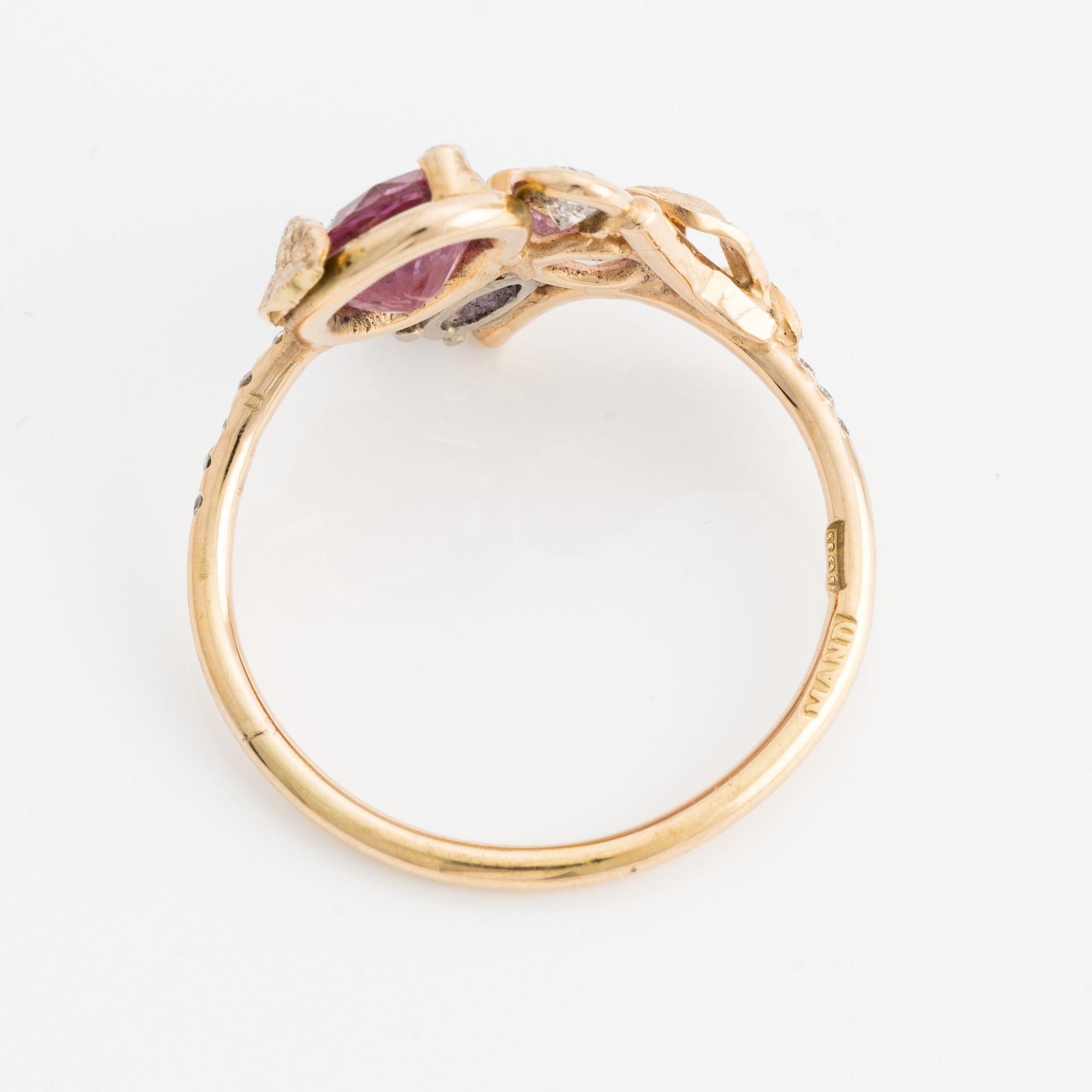 Ring med 3 st rosa safirer och briljantslipade diamanter.