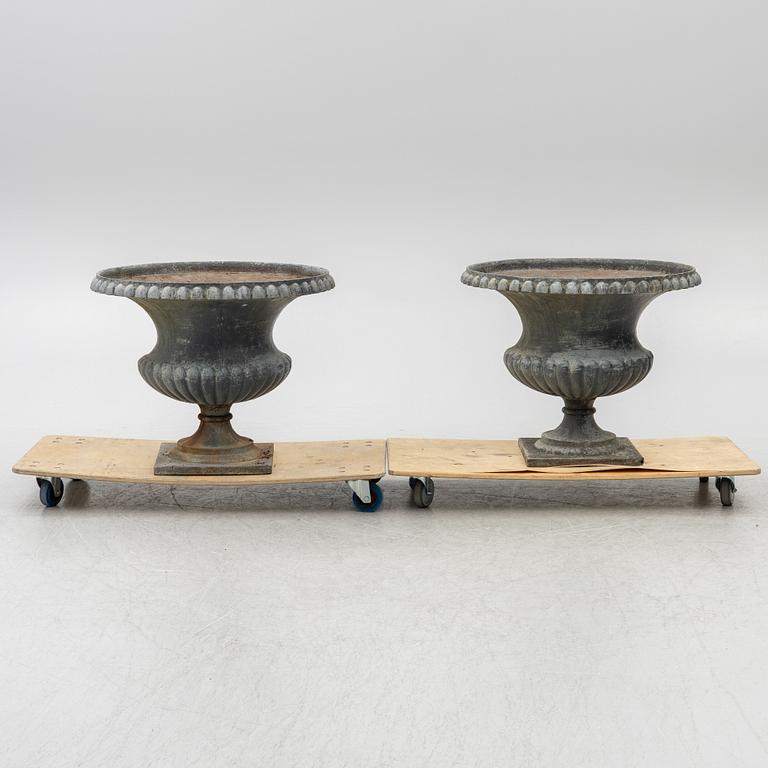 Garden urns, a pair, 20th century.