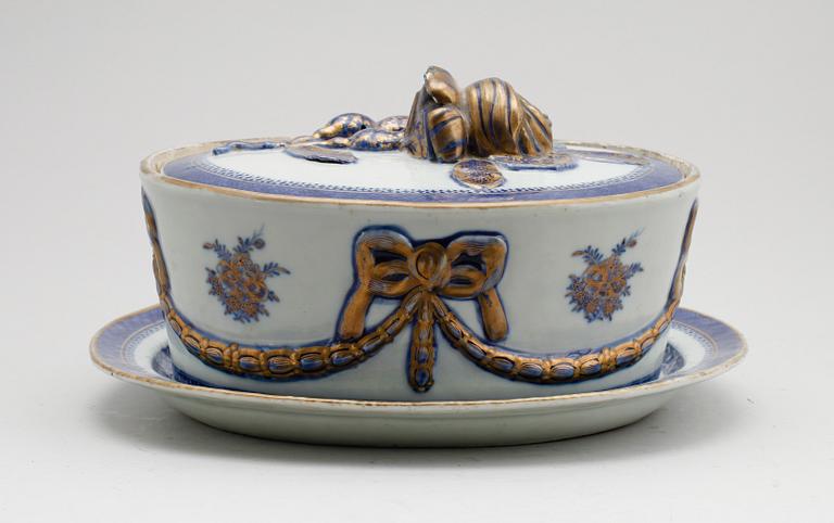 TERRIN MED LOCK OCH FAT, porslin, Kina, Qianlong (1736-1795).