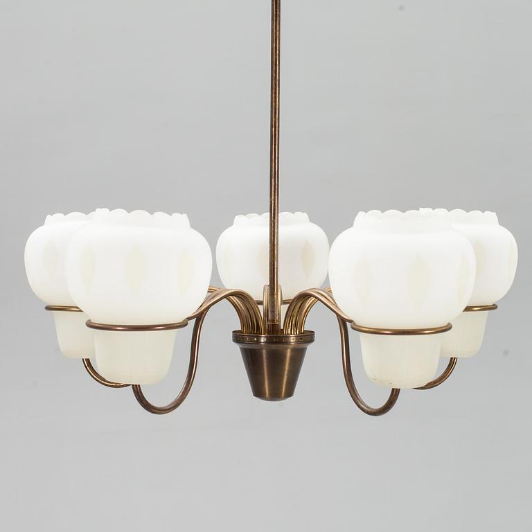 TAKLAMPA, mässing och glas. 1950-tal.