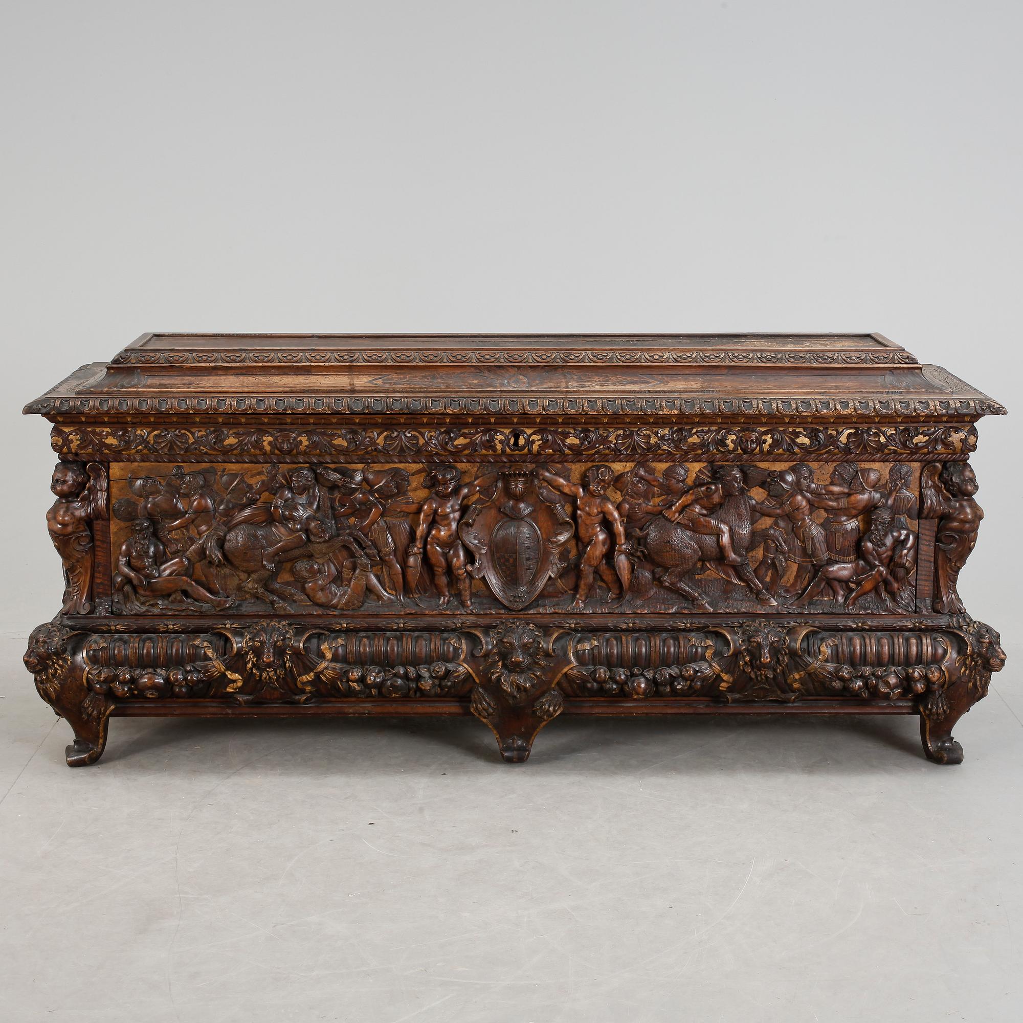 CASSONE, Renässans, Italien 1800-tal med äldre delar.