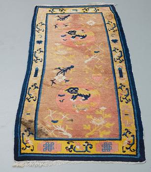 A RUG, a semi-antique Ningxia, ca 167,5 x 69,5 cm.