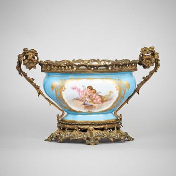 JARDINIERE, mässingsinfattat porslin. Nyrokoko, 1800-talets slut.