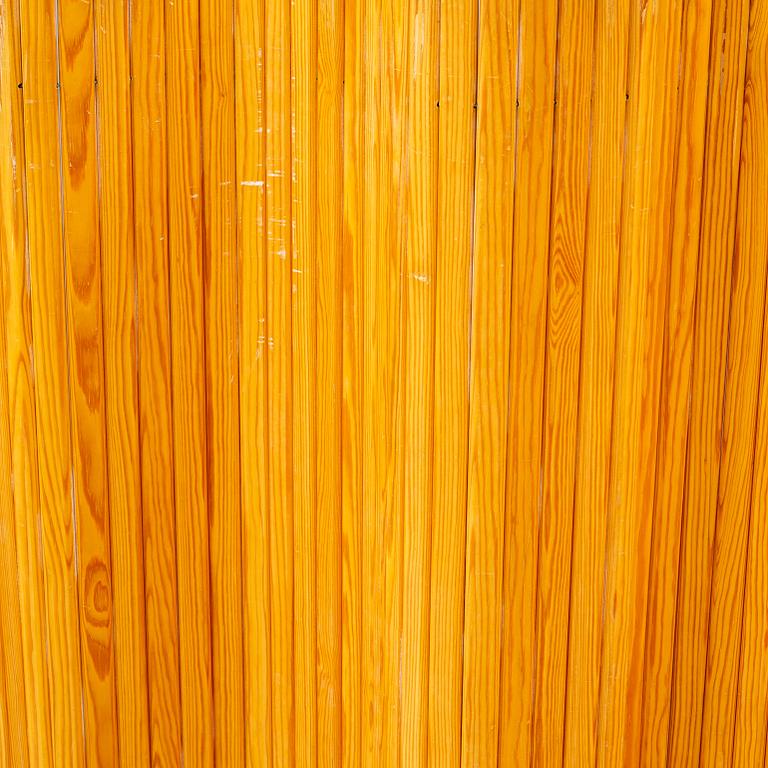 ALVAR AALTO, A pinewood screen, for Artek, Finland. Late 20th century.
