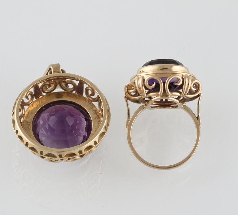 RING samt HÄNGE, 14K guld med fasettslipade ametister. Vikt 17,7 gram.