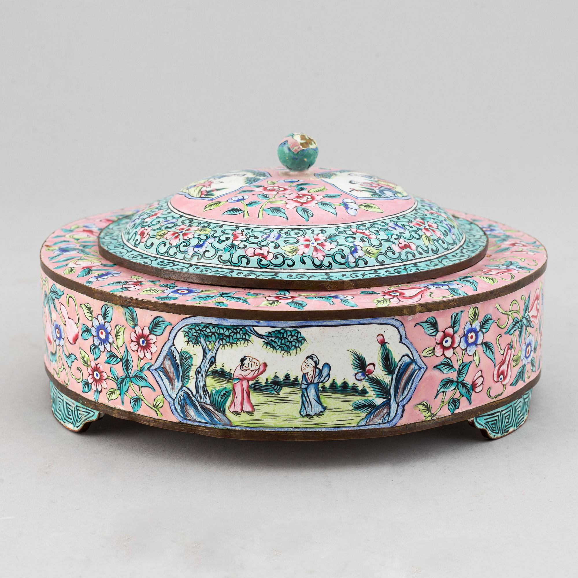 Askar med lock, tre stycken, emalj på koppar, samt 6 små fat. Kina, 1900-talets början.