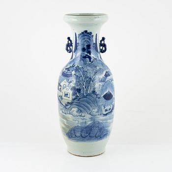 Floor vase, porcelain, China, Qing dynasty, late 19th century.