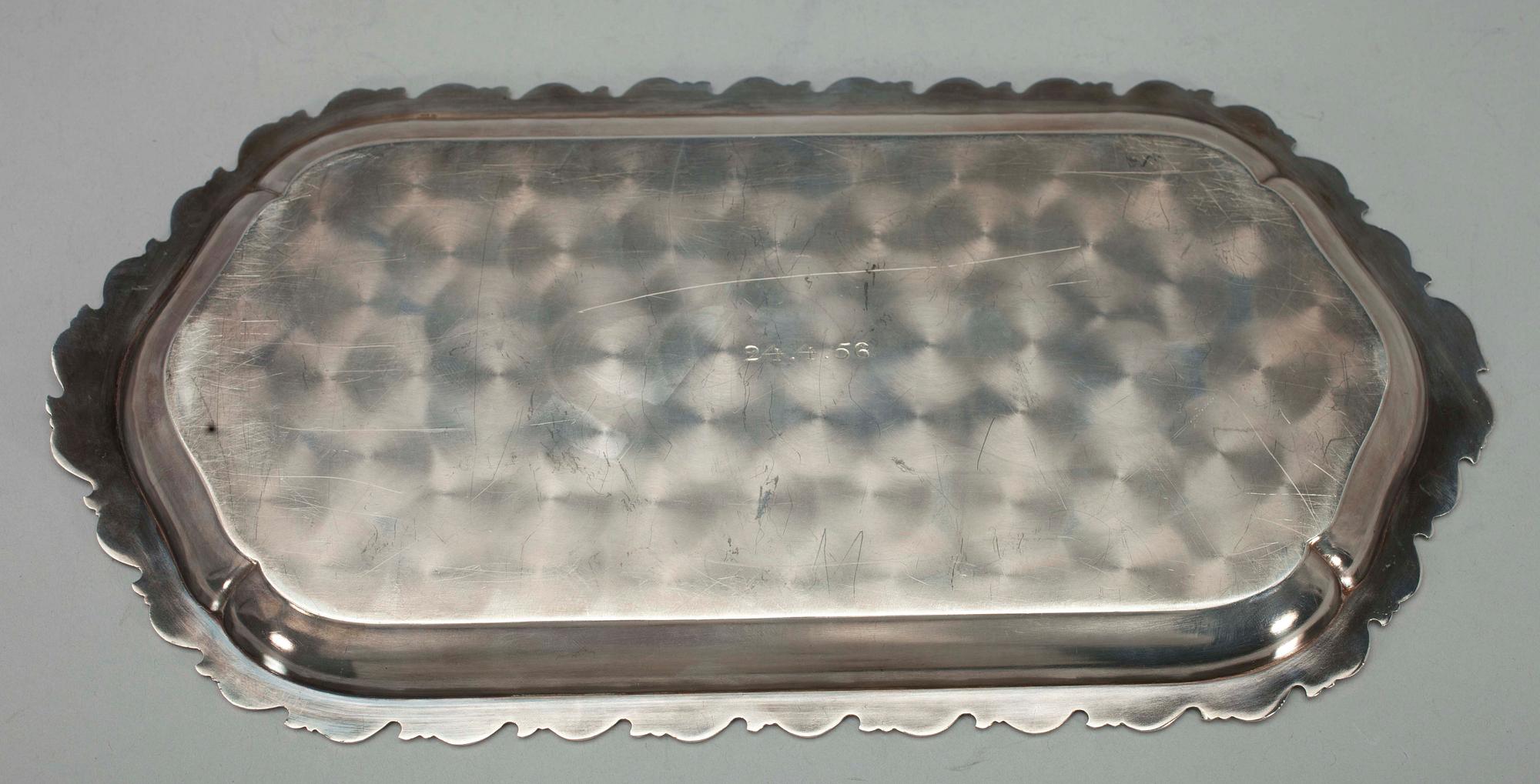 KORG, silver, Hopeavalu, Helsingfors, 1955 samt BRICKA, silver, Auran Kultaseppä Oy, Åbo 1955. Tot. vikt 539g.