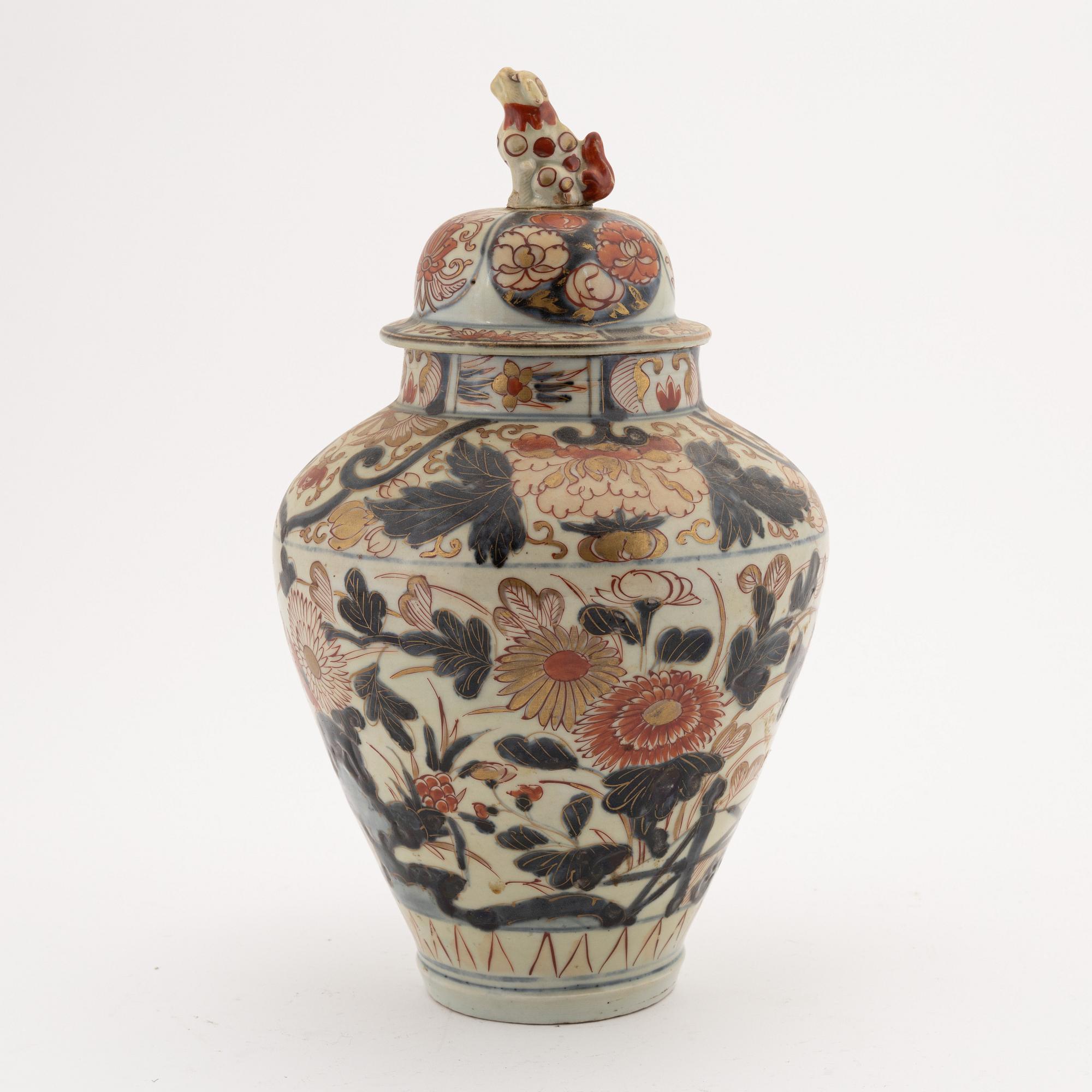 Urna med lock, porslin. Japan, 1700-tal.