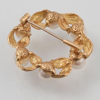 BROSCH SAMT ÖRHÄNGEN, 18K guld med odlade pärlor. Vikt 9,1 gram.