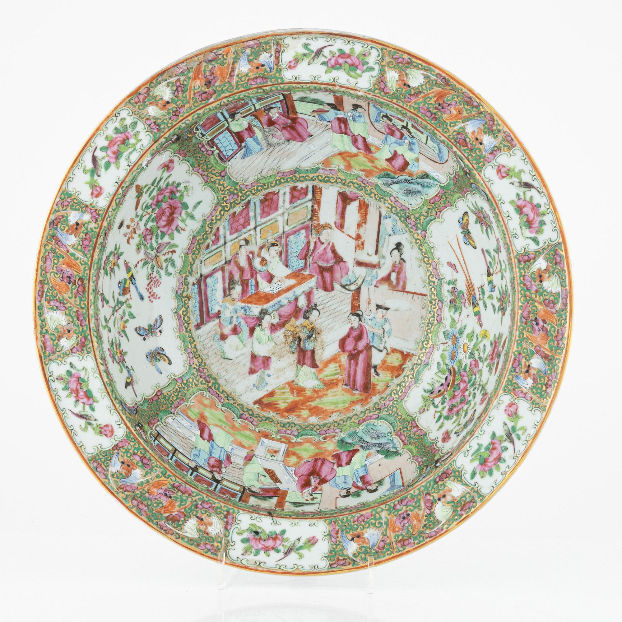 A Canton porcelain bowl, China, 19th century.