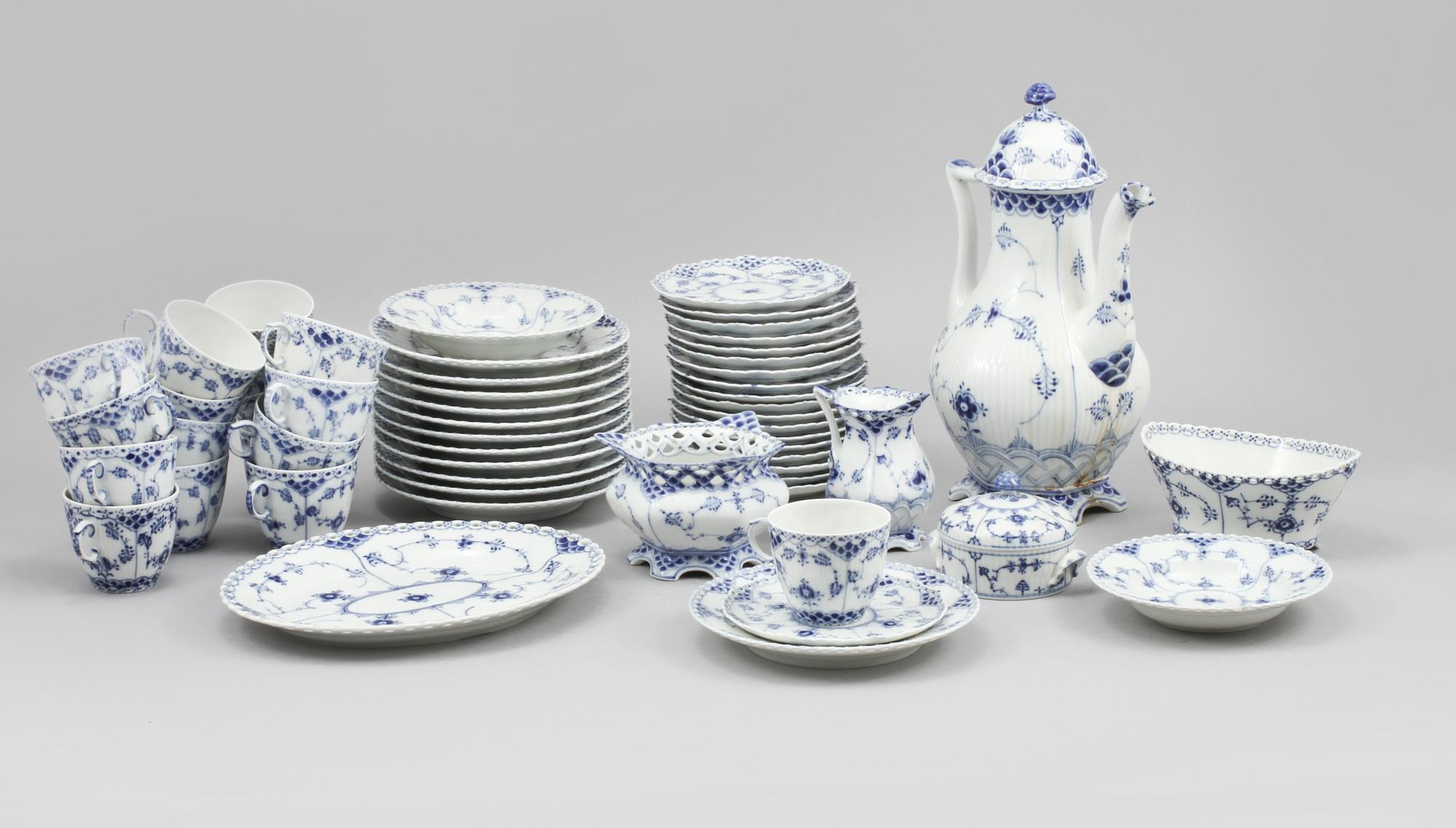SERVISDELAR, 39 st, "Musselmalet", Royal Copenhagen.