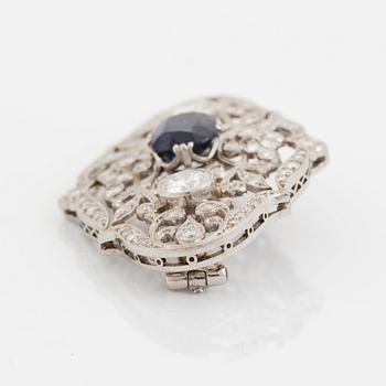 Brosch platina med en fasettslipad safir samt gammal- och åttkantslipade diamanter.