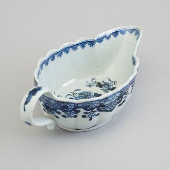 A blue and white export porcelain saucer, Qing dynasty, Qianlong (1736-95).