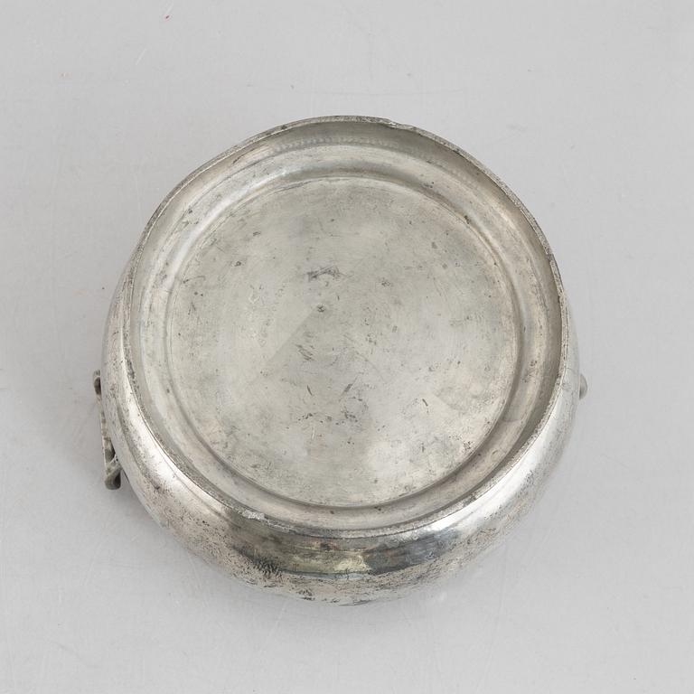 A pewter dish with cover, 19th century.
