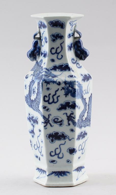 VAS, porslin, Kina, sannolikt 1800-tal.