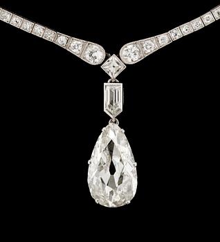 COLLIER, platina med en droppslipad (äldre) diamant  ca 4,5 ct.