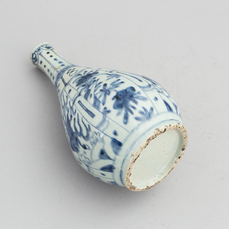 A Chinese blue and white kraak porcelain 'flying horse' bottle vase, Ming dynasty, Wanli (1572-1620).