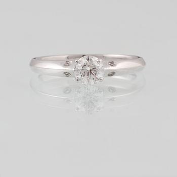 RING, 18K vitguld med briljantslipad diamant ca 0.52 ct. Vikt 3,2 gram.