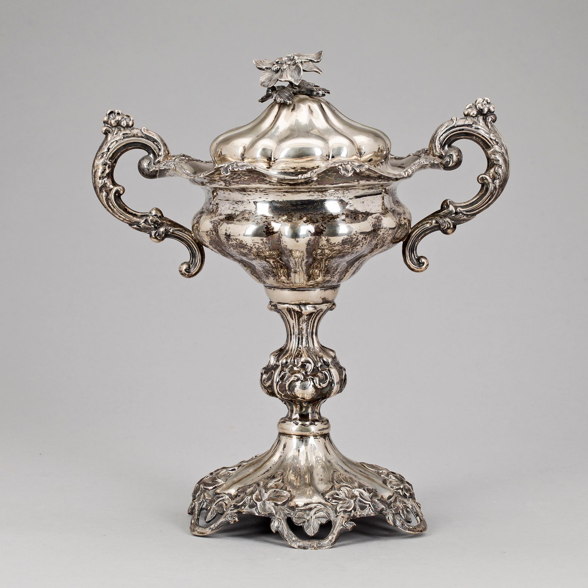 KONFEKTSKÅL, silver, nyrokoko, Stockholm 1800-talets andra hälft. Otydliga stämplar. Vikt ca 750 g.