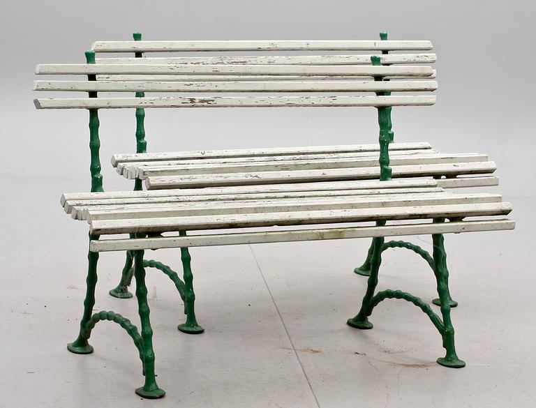 TRÄDGÅRDSBÄNKAR, ett par, 1900-talets första hälft.