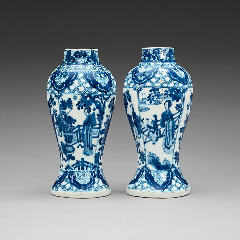 VASER, ett par, porslin. Qing dynastin, Kangxi (1662-1722).