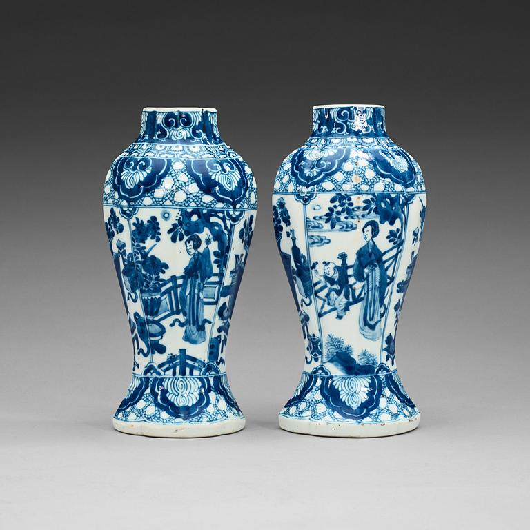 A pair of blue and white vases, Qing dynasty, Kangxi (1662-1722).