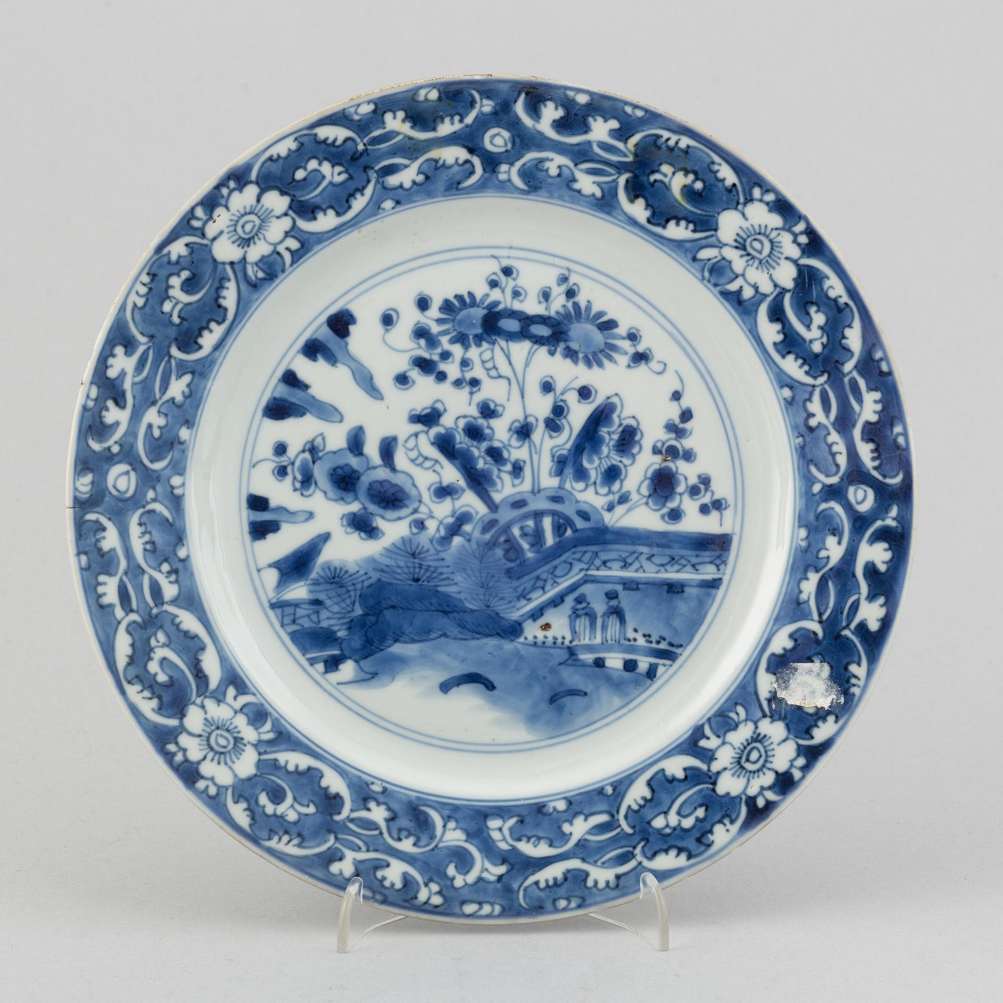 A set with 3 blue and white dinner plates, early 18th Century.