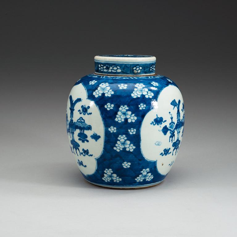 A blue and white jar with cover, Qing dynasty.