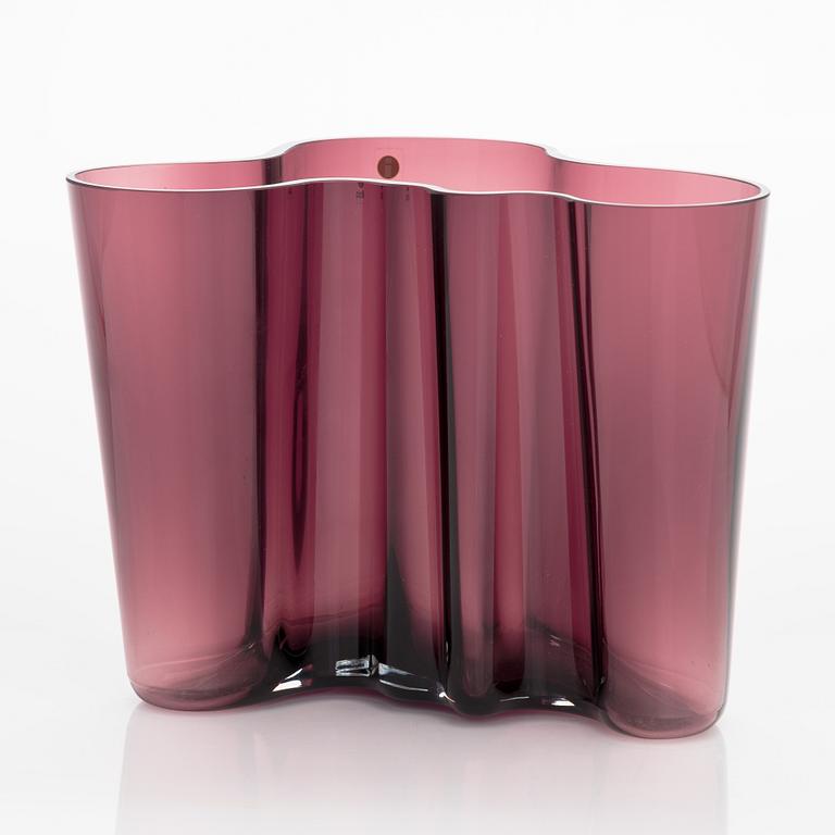 Alvar Aalto, A '3030' vase signed Alvar Aalto. Iittala.