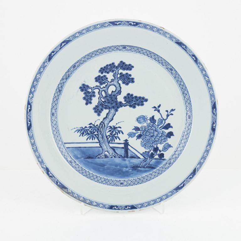 Ten blue and white pieces of a dining service, China, Qinalong (1736-95).