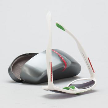 SOLGLASÖGON, Prada.