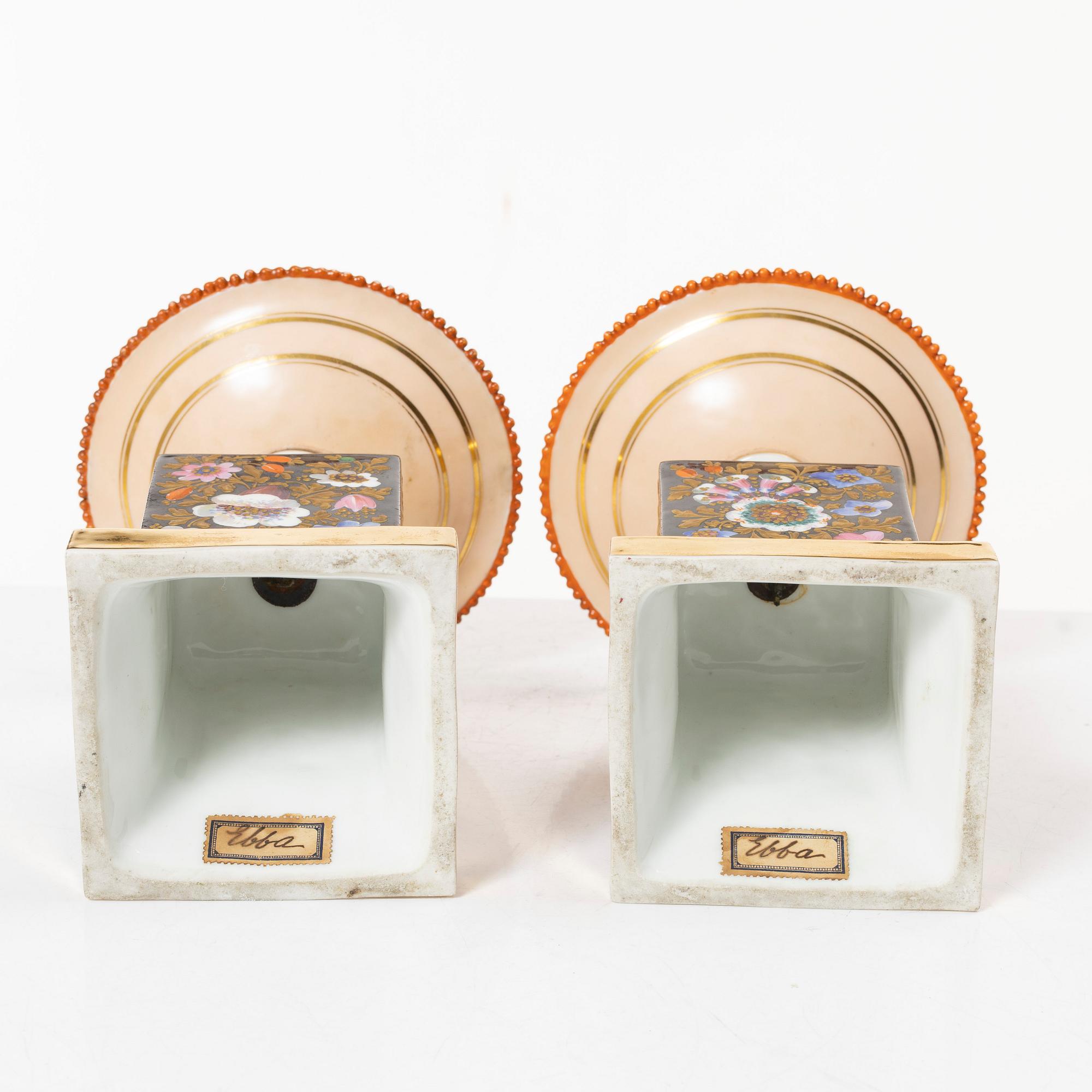 A pair of porcelain table decorations/tazzas, Russia, 19th Century.