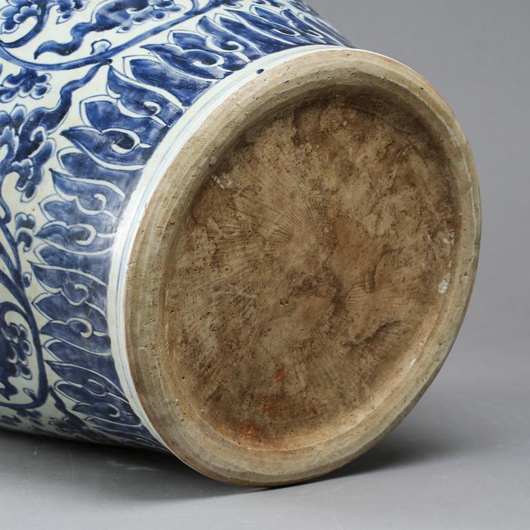 A large blue and white jar, Qing dynasty, Kangxi (1662-1722).