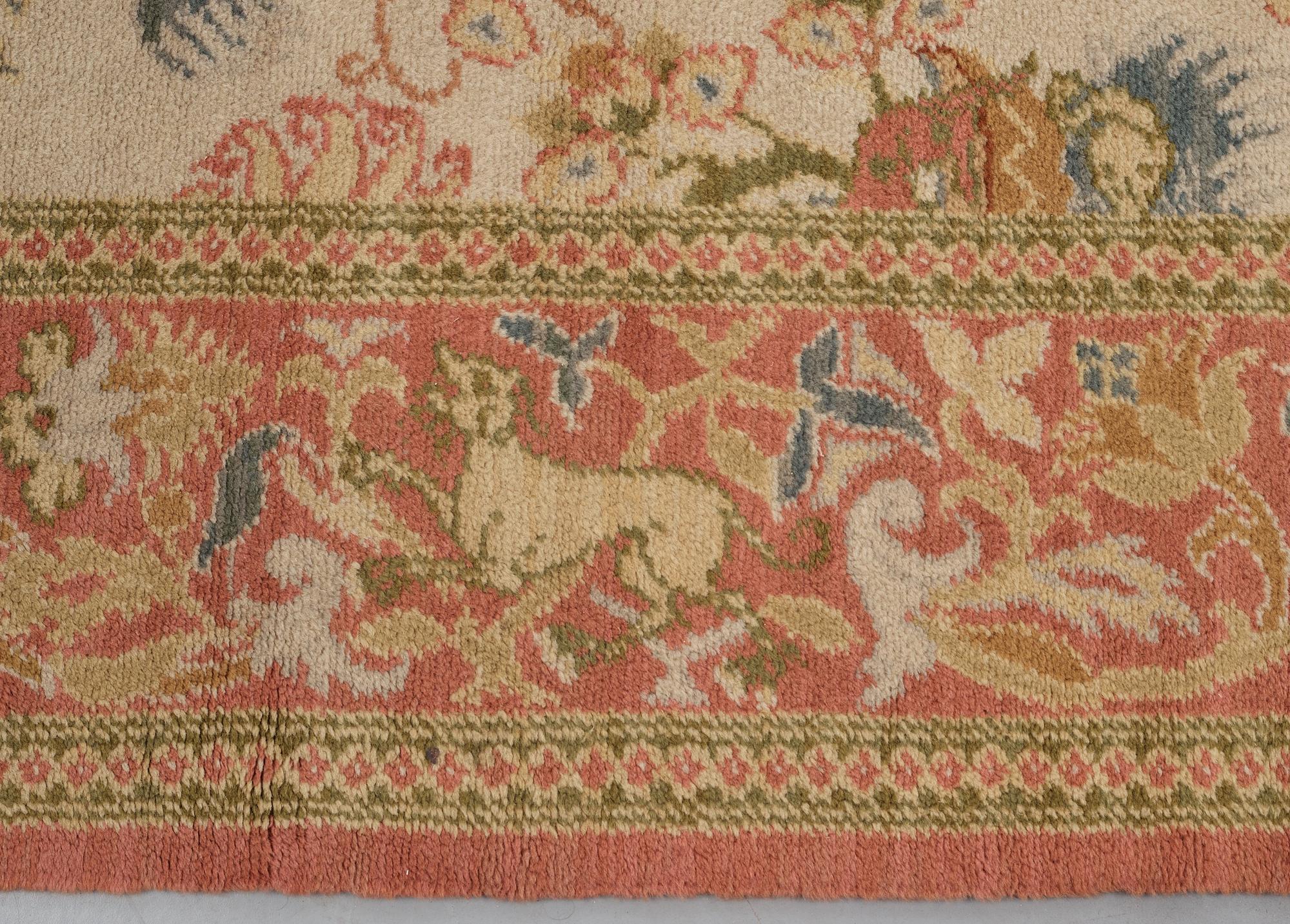 Matta, semiantik Spansk, sannolikt Madrid, ca 289,5-293 x 251-254 cm (samt kortsidorna med ca 1-2 cm slätväv).