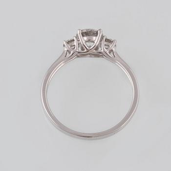 RING, 18K vitguld med en briljantslipad diamanter ca 0.70 samt 2 briljantsliapde diamanter ca 0.23 ct. Vikt 2,5 gram.